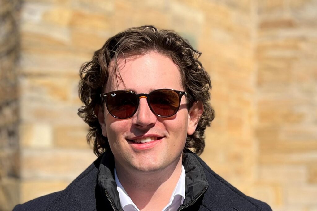 Vincent schaut mit seiner Sonnenbrille in die Kamera.