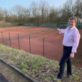 Dr. Babette Nieder, Vorsitzende der SPD Herten, an den Tennisplätzen an der Teichstraße.