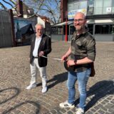 Zwei Männer stehen auf dem Neumarkt und halten ein Maßband.