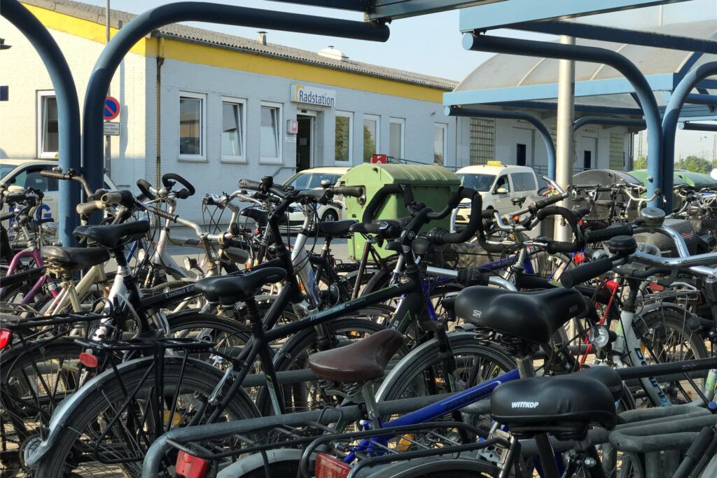 Fahrräder Unterstand am Bahnhof mit der Radstation im Hintergrund Fahrräder Unterstand am Bahnhof mit der Radstation im Hintergrund