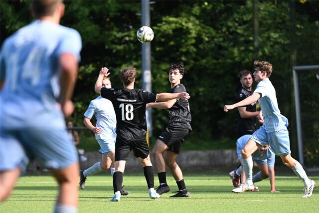 Im Hinspiel beim SSC Recklinghausen war Tom Dreier (Nr. 18) für Teutonia SuS Waltrop noch dabei. Im Rückspiel wird Can Klein (rechts daneben) im Mittelfeld ohne ihn auskommen müssen.