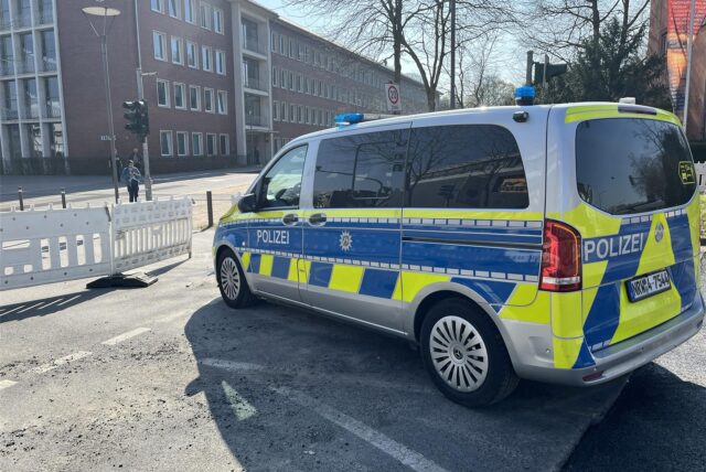 Ein Polizeiwagen vor dem abgesperrten Rathaus Herten.