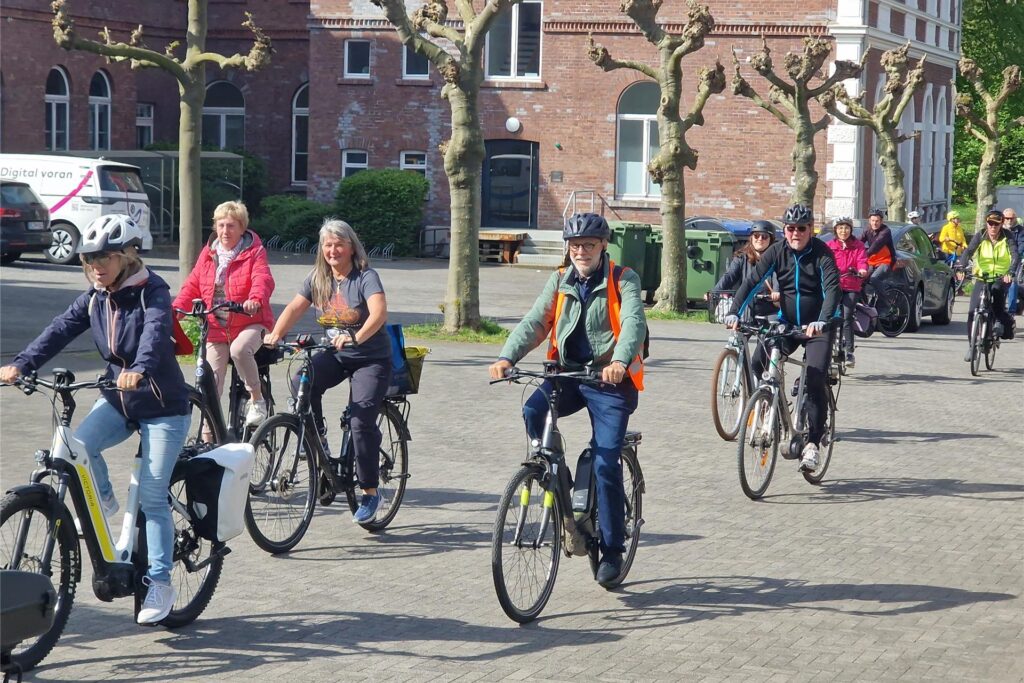 Am RVR-Besucherzentrum Hoheward in Herten-Süd fährt eine größere Gruppe von Fahrradfahrern vorbei. Am RVR-Besucherzentrum Hoheward in Herten-Süd fährt eine größere Gruppe von Fahrradfahrern vorbei.