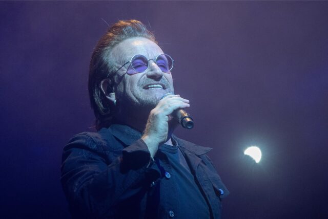 Bono, Frontmann der irischen Rockband U2, während eines Konzertes.