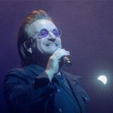 Bono, Frontmann der irischen Rockband U2, während eines Konzertes.