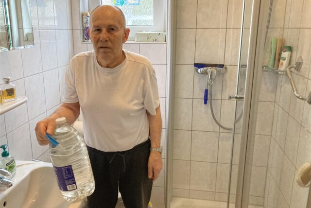 Mieter Klaus Mohnberg in seinem Bad