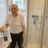 Mieter Klaus Mohnberg in seinem Bad