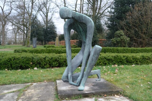 Die Skulptur „Gebeugter Mann“.