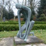 Die Skulptur „Gebeugter Mann“.