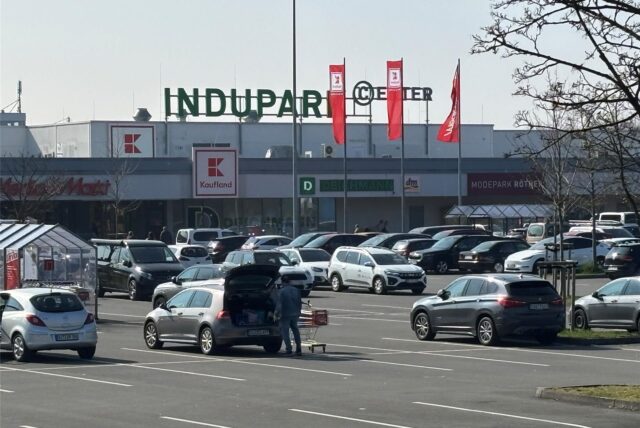 Eingang des Gebäudes im Indupark, in dem unter anderem die Supermarktkette Kaufland eine große Filiale hat.
