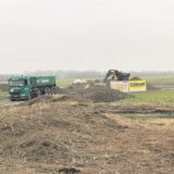 Ein Bagger und ein Lkw arbeiten auf einer Baustelle