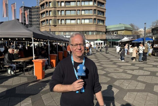 Reporter Oliver Volmerich steht auf dem Feierabendmarkt in Dortmund.