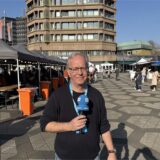 Reporter Oliver Volmerich steht auf dem Feierabendmarkt in Dortmund.