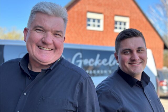 Stefan und Maximilan Gockeln vor dem Firmenlogo (v.l.).