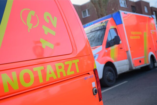 Das verletzte Mädchen aus Gladbeck wurde vom Notarzt versorgt und dann ins Krankenhaus gebracht.