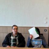Der angeklagte „Autoknacker“ neben seinem Verteidiger Christoph Pindur kurz vor Prozessbeginn am 27. März 2025.