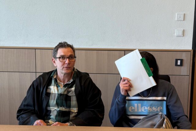 Der angeklagte „Autoknacker“ neben seinem Verteidiger Christoph Pindur kurz vor Prozessbeginn am 27. März 2025.