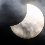 Während einer partiellen Sonnenfinsternis schiebt sich der Mond teilweise zwischen Sonne und Erde.