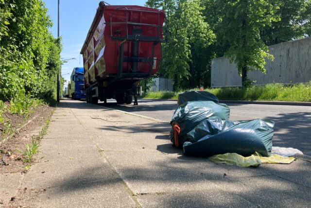 LKW und Mülltüten an der Straße Im Emscherbruch in Herten-Süd.