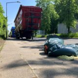 LKW und Mülltüten an der Straße Im Emscherbruch in Herten-Süd.