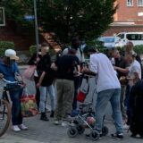 Eine Gruppe Drogenabhängiger im Sommer 2023 auf der Martinstraße neben dem „Café Kick“