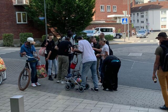 Eine Gruppe Drogenabhängiger im Sommer 2023 auf der Martinstraße neben dem „Café Kick“