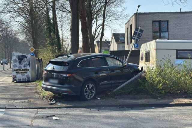 Bei einem Verkehrsunfall durchbrach ein Auto einen Zaun und fuhr ein Verkehrsschild um.