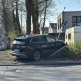 Bei einem Verkehrsunfall durchbrach ein Auto einen Zaun und fuhr ein Verkehrsschild um.