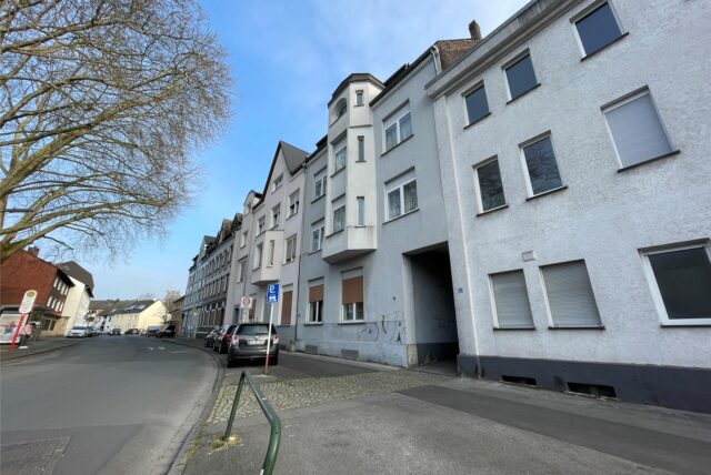 Außenansicht des Mehrfamilienhauses in der Flaspoete 52 in Lütgendortmund, dessen vier Wohnungen Anfang April am Amtsgericht Dortmund zwangsversteigert werden.