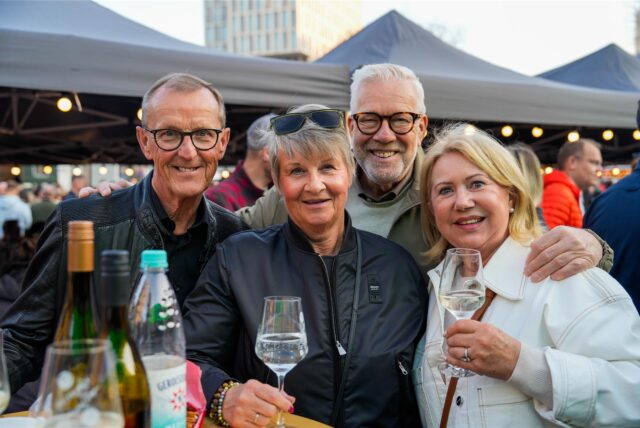 Vier Besucher des Feierabendmarkts in Dortmund