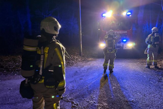 Einsatzkräfte der Dorstener Feuerwehr im Dunkeln