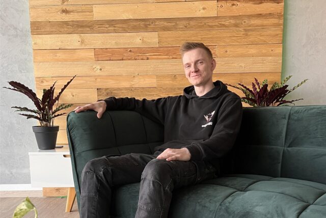 Tätowierer Patric Krakau auf dem Sofa seines Studios, Kaiserstraße 68 in Herten.