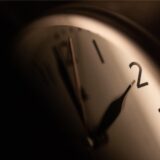 Ein Wecker zeigt zwei Uhr an.