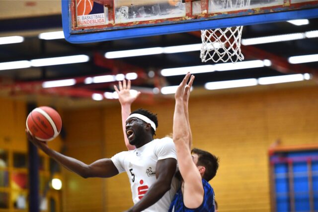 Basketball Regionalliga West 8. März 2025, Rosa-Parks-Halle. Hertener Löwen – Accent Baskets Salzkotten 77:72. Gilbert Gyamfi.