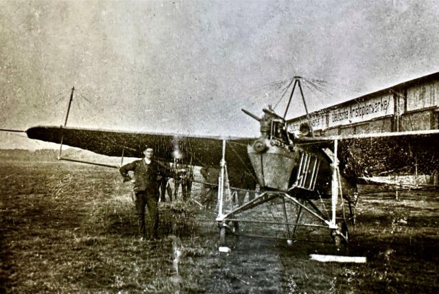 Blick auf ein altmodisches Ein-Propeller-Flugzeug auf dem Flugplatz Wanne-Herten.