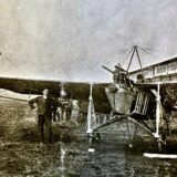 Blick auf ein altmodisches Ein-Propeller-Flugzeug auf dem Flugplatz Wanne-Herten.