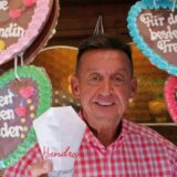 Richard Abendroth mit Lebkuchenherzen.