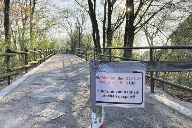 Ein Hinweisschild vor der Fußgängerbrücke Berliner Straße.