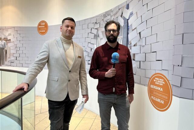 Centermanager Torben Seifert und Ruhr Nachrichten-Reporter Dennis Pesch stehen in der Thier-Galerie in Dortmund vor der noch abgesperrten Ladenflöche von Bershka, Stradivarius und Pull & Bear.