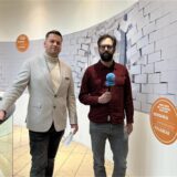 Centermanager Torben Seifert und Ruhr Nachrichten-Reporter Dennis Pesch stehen in der Thier-Galerie in Dortmund vor der noch abgesperrten Ladenflöche von Bershka, Stradivarius und Pull & Bear.
