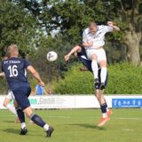 Der SV Hochlar (rechts Felix Matena) hatte im Hinspiel mit der SG Titania Rot-Weiß Erkenschwick (links Kapitän Aaron Breilmann) Probleme, gewann aber am Ende knapp mit 1:0.