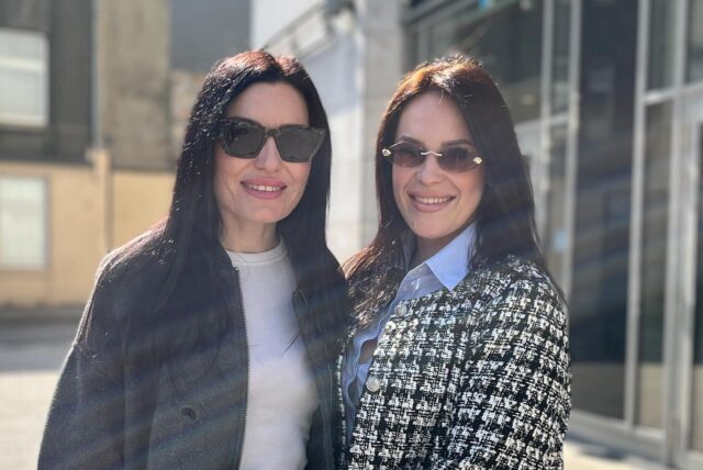 Zwei Frauen posieren in der Dortmunder City mit Sonnenbrillen