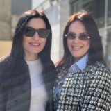 Zwei Frauen posieren in der Dortmunder City mit Sonnenbrillen