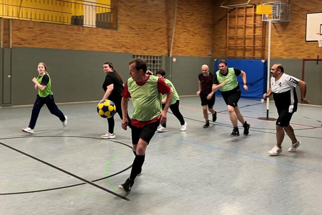 Die Korfballspieler aus Datteln laufen dem Ball hinterher