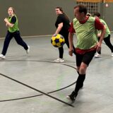 Die Korfballspieler aus Datteln laufen dem Ball hinterher