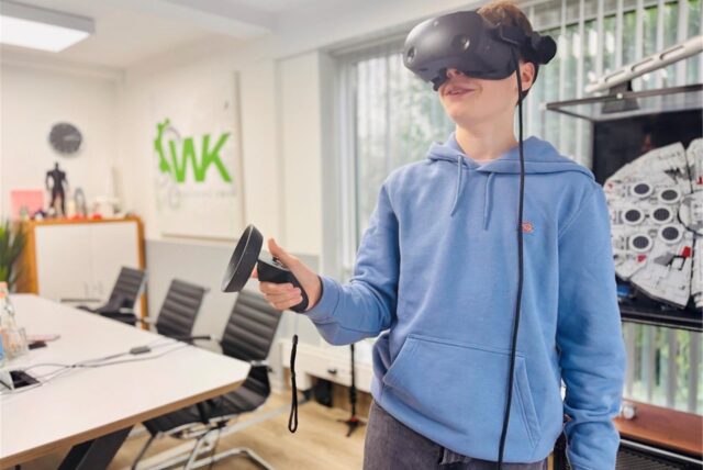 Praktikant der Ruhrnachrichten Castrop-Rauxel testete die VR-Brille bei WK-Engineering aus.