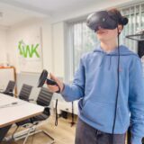 Praktikant der Ruhrnachrichten Castrop-Rauxel testete die VR-Brille bei WK-Engineering aus.