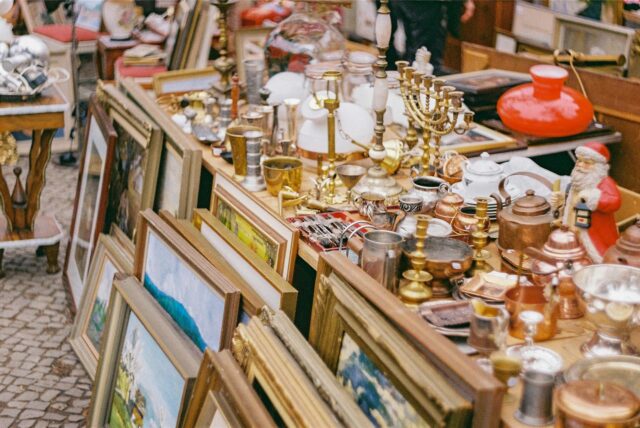 Bilderrahmen, Deko, Geschirr und mehr auf einem Trödelmarkt