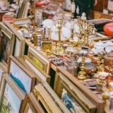 Bilderrahmen, Deko, Geschirr und mehr auf einem Trödelmarkt