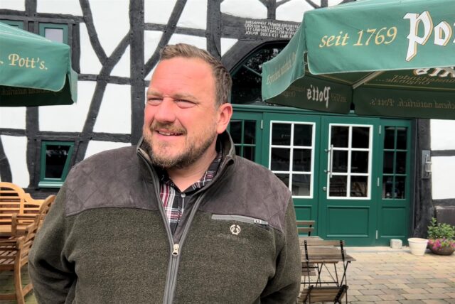 Jan Menken vor dem Café auf seinem Hof.